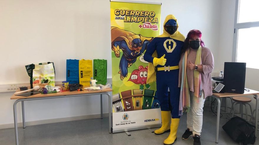 El Guerrero de la limpieza llega a Sant Josep para enseñar a reciclar correctamente a los alumnos de infantil y primaria
