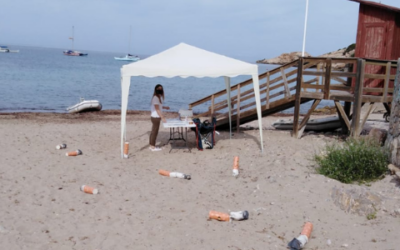 Enormes colillas inundan las Playas de Sant Josep para concienciar a los ciudadanos